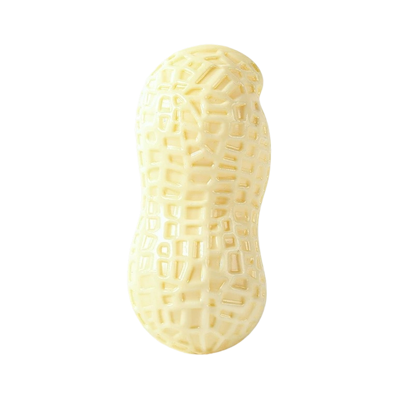 Peanut pet hrající žvýkací hračku